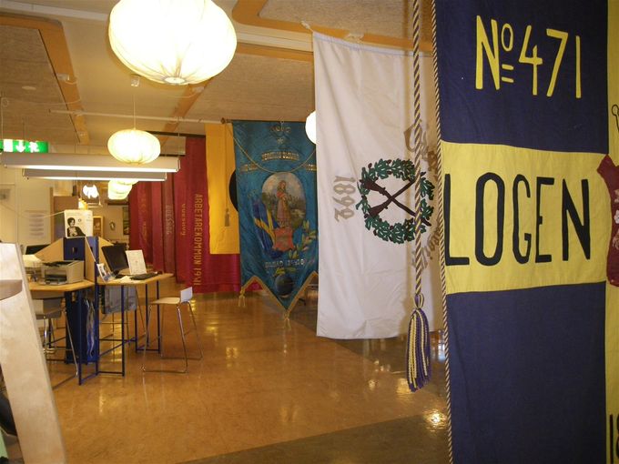 ÖLA:s utställning av fanor Ödeshögs kommunbibliotek år 2011